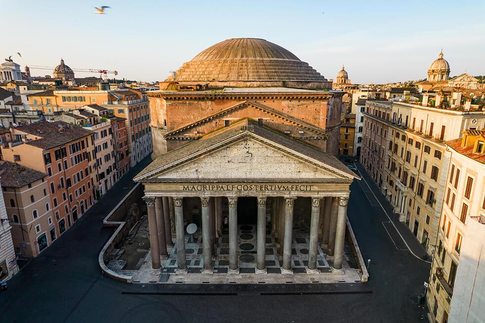 Letecký pohled na Pantheon v Římě s kupolí a pronaosem s korintskými sloupy