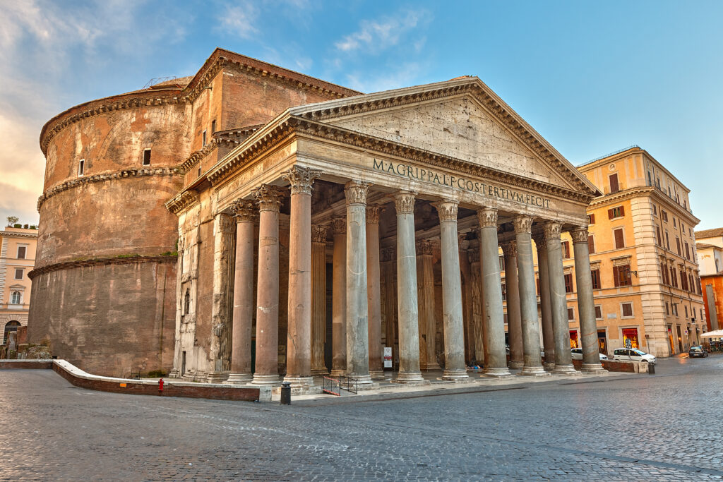 Pantheon v Římě přes den s průčelím a korintskými sloupy