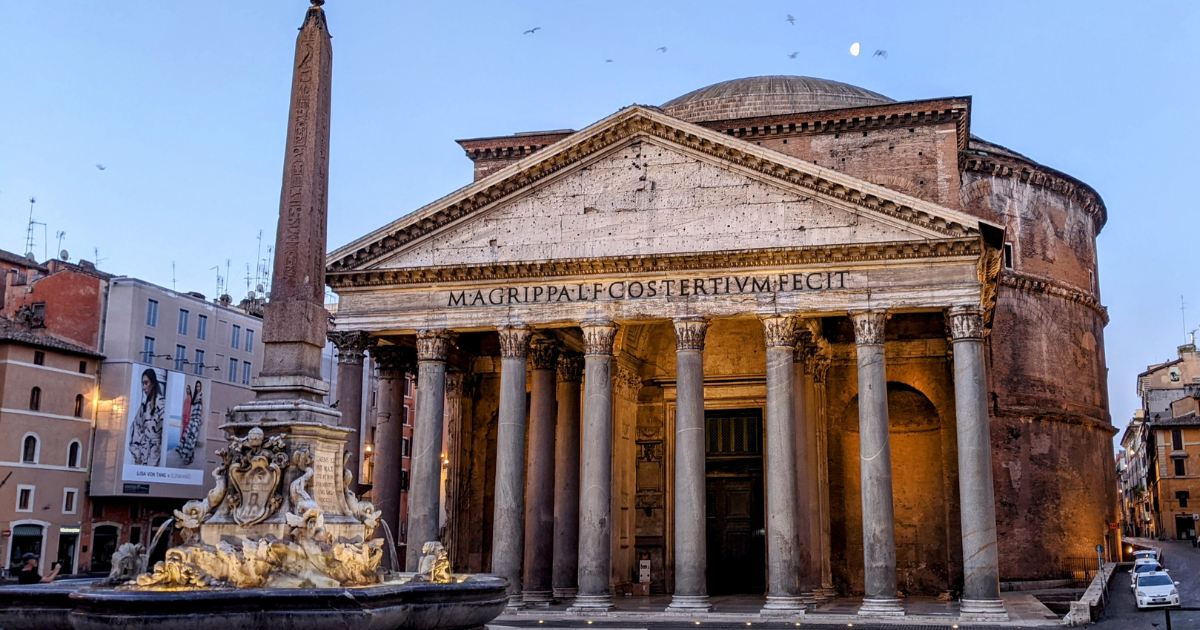 Pantheon v Římě při soumraku s Fontánou u Pantheonu a egyptským obeliskem v popředí